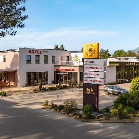 Hotel - Restauracja "Sloneczna" Jarocin Bagian luar foto