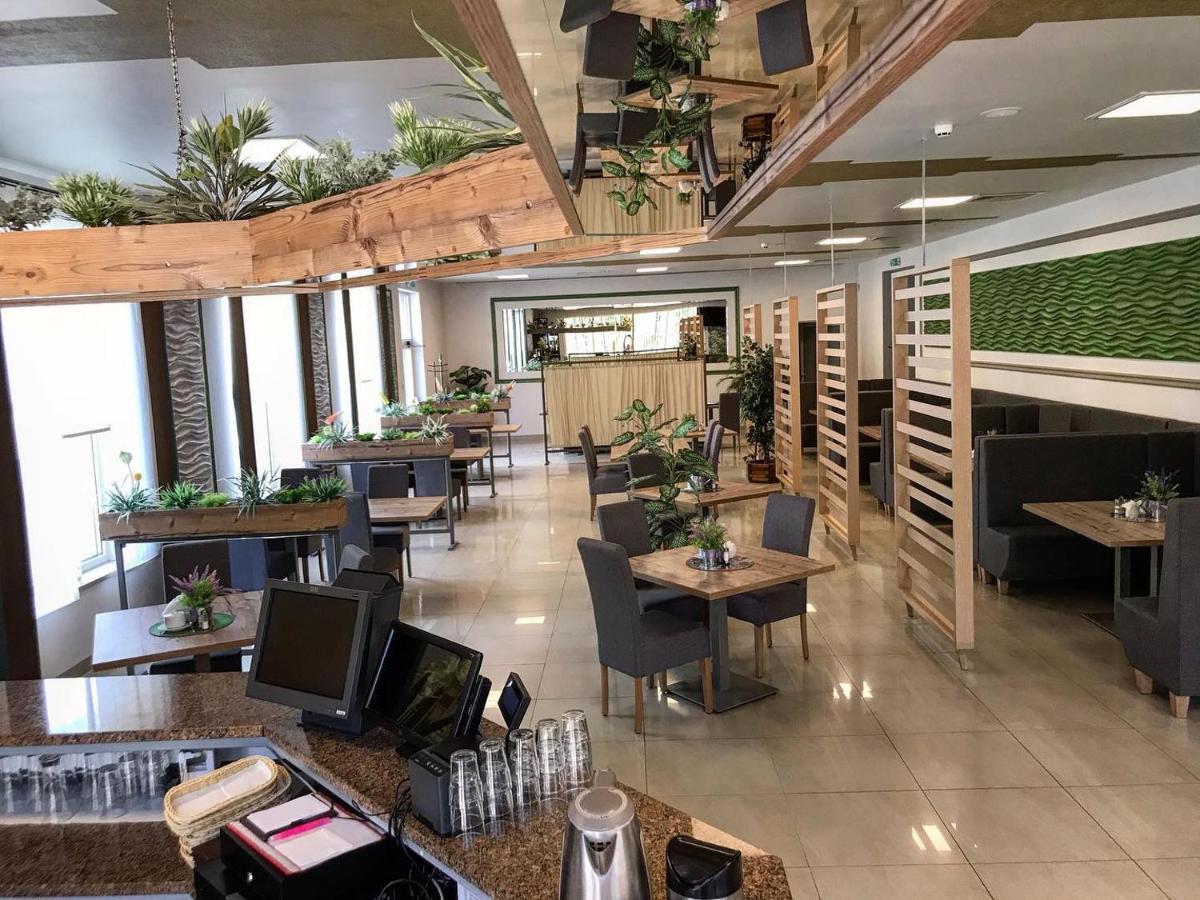 Hotel - Restauracja "Sloneczna" Jarocin Bagian luar foto