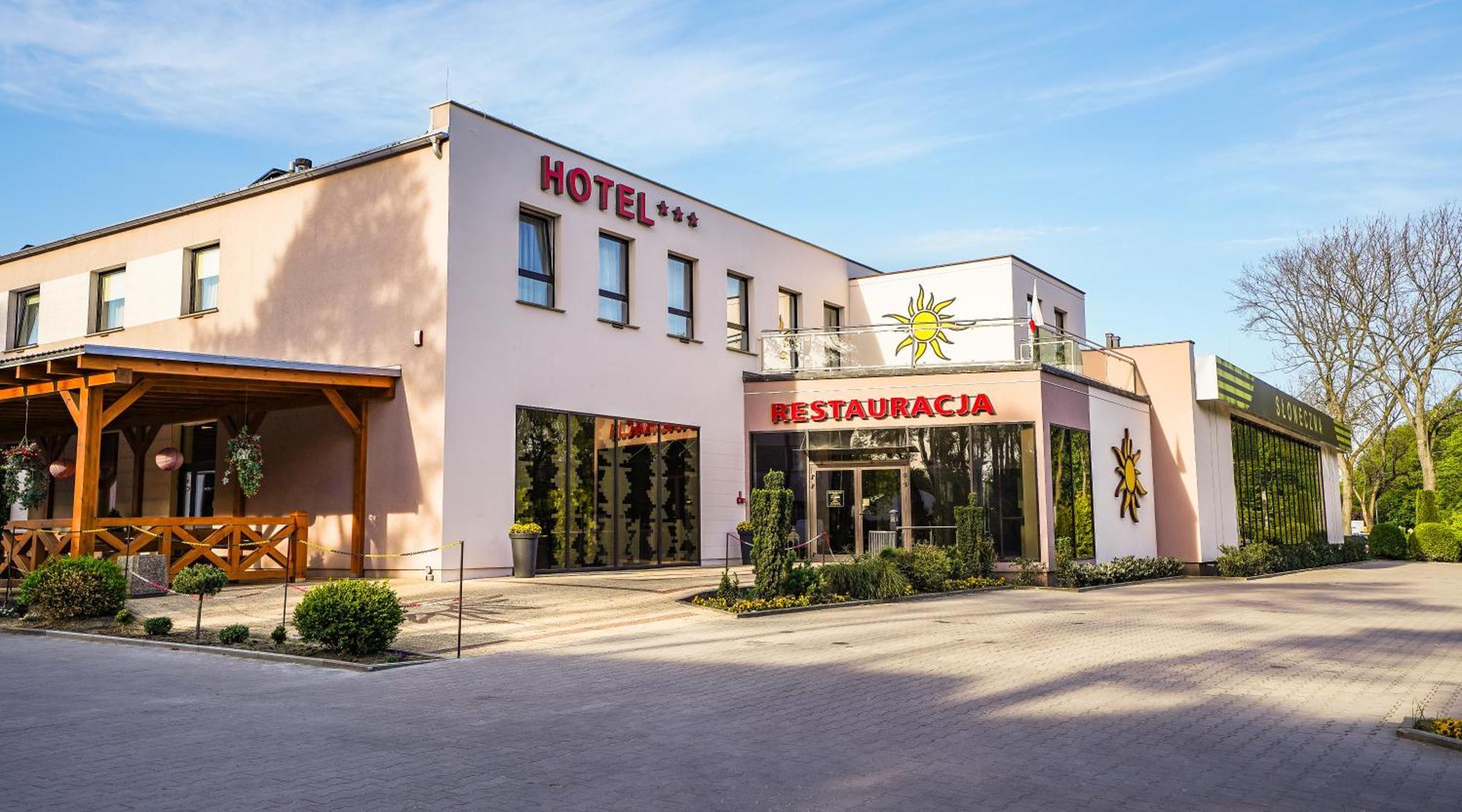 Hotel - Restauracja "Sloneczna" Jarocin Bagian luar foto