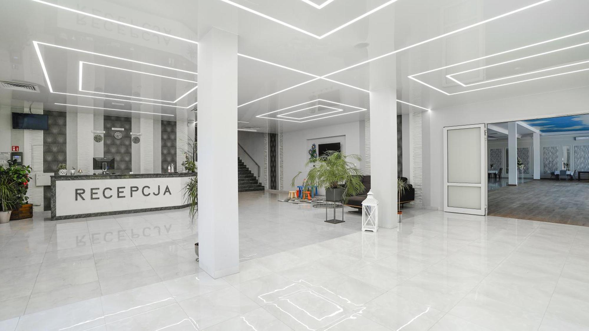 Hotel - Restauracja "Sloneczna" Jarocin Bagian luar foto