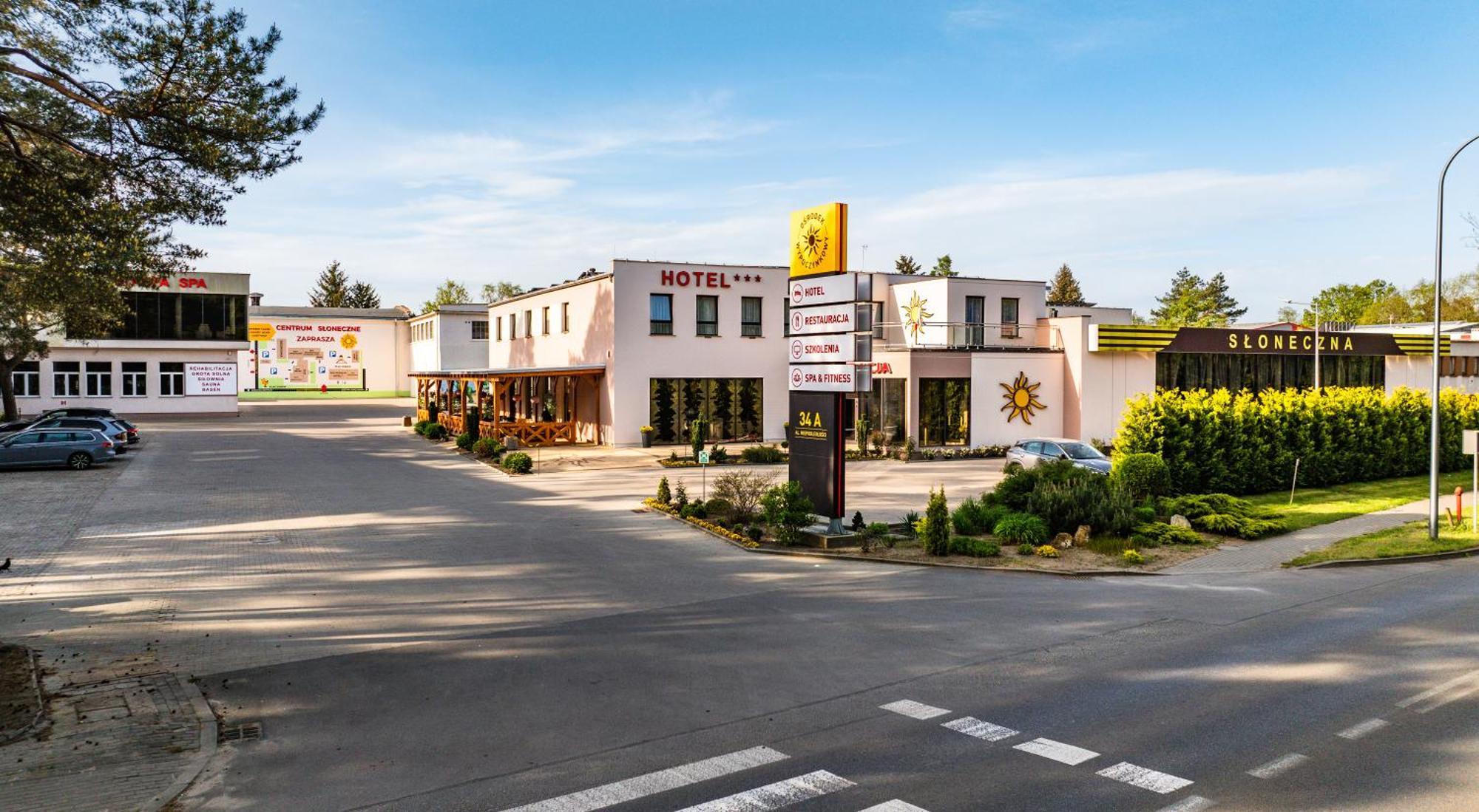 Hotel - Restauracja "Sloneczna" Jarocin Bagian luar foto