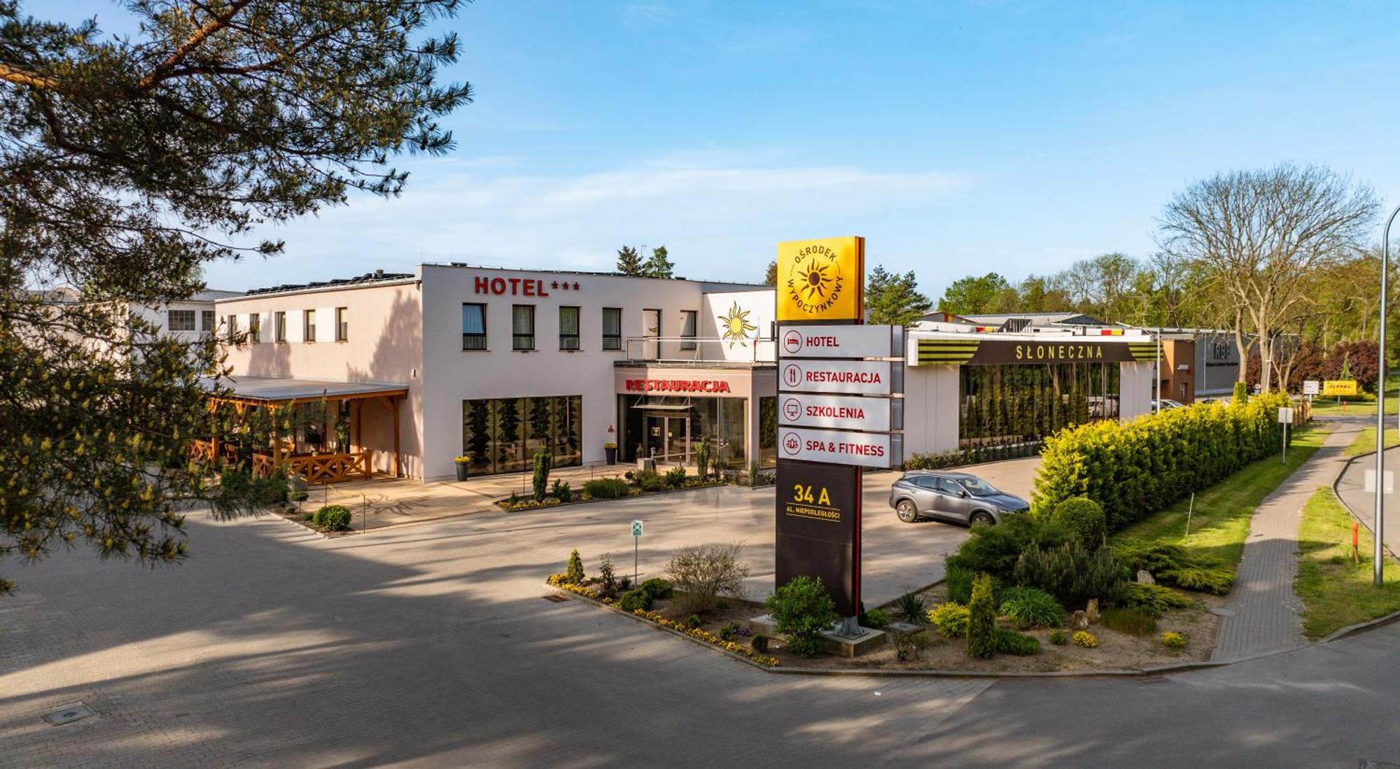 Hotel - Restauracja "Sloneczna" Jarocin Bagian luar foto