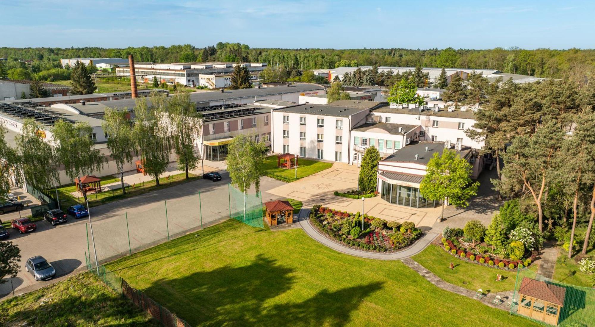 Hotel - Restauracja "Sloneczna" Jarocin Bagian luar foto