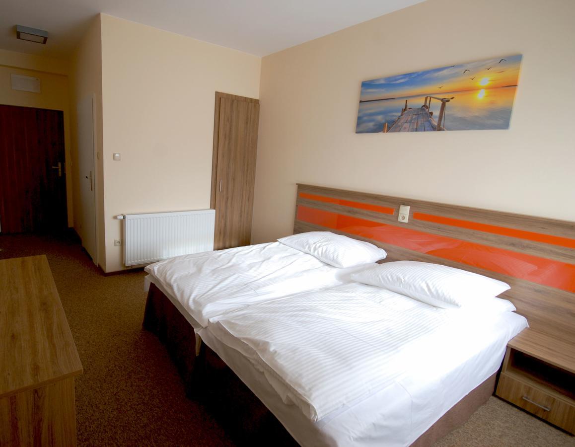 Hotel - Restauracja "Sloneczna" Jarocin Bagian luar foto