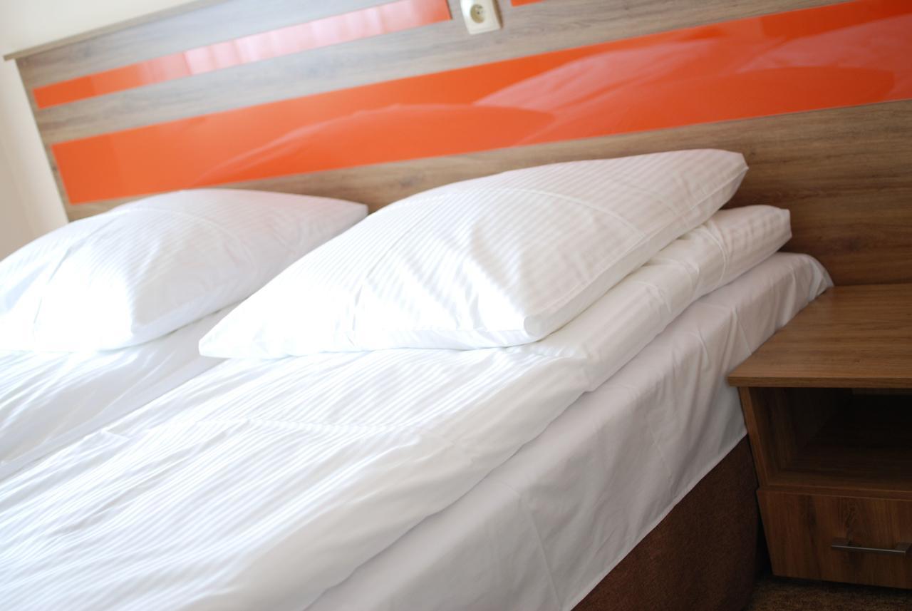 Hotel - Restauracja "Sloneczna" Jarocin Bagian luar foto