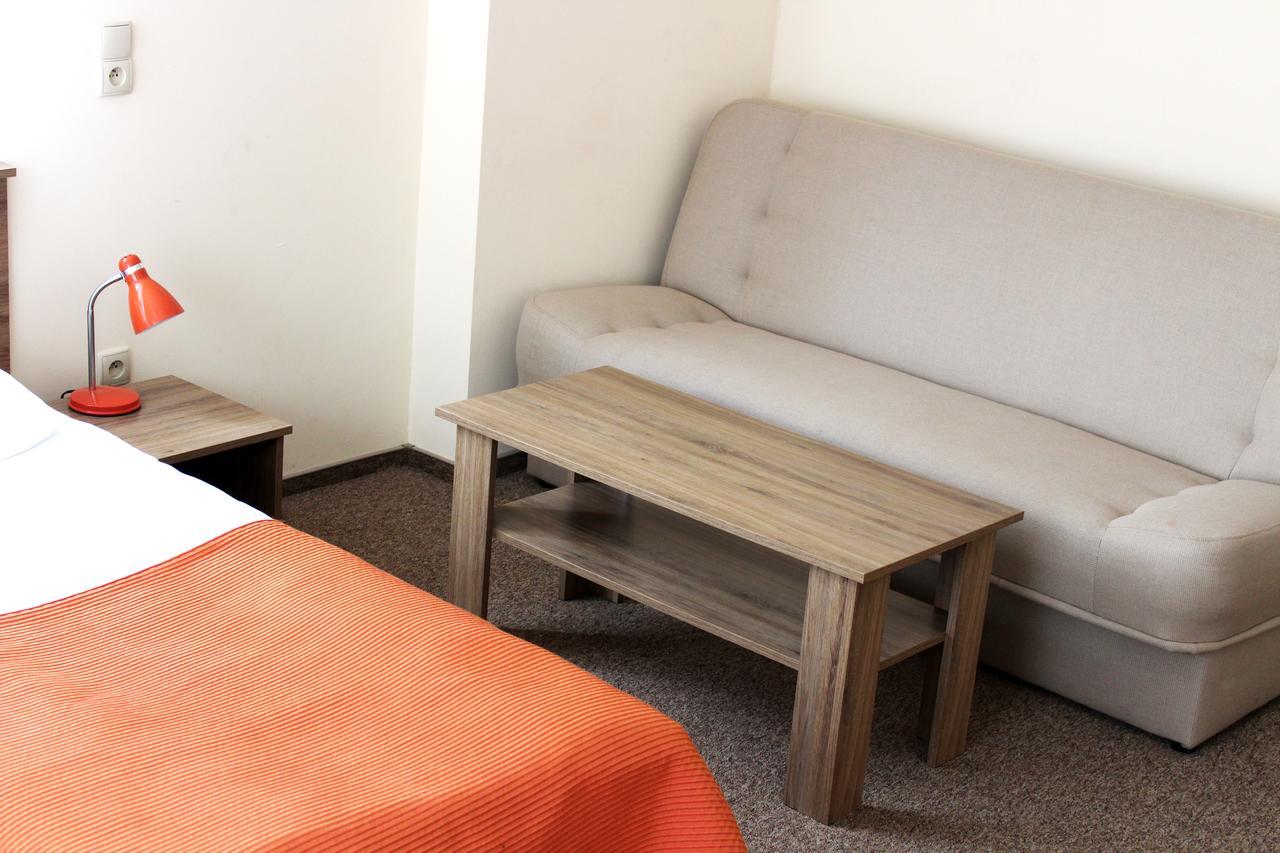 Hotel - Restauracja "Sloneczna" Jarocin Bagian luar foto
