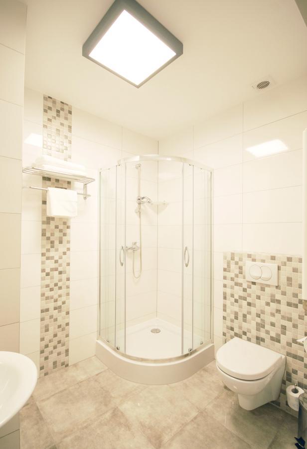 Hotel - Restauracja "Sloneczna" Jarocin Bagian luar foto