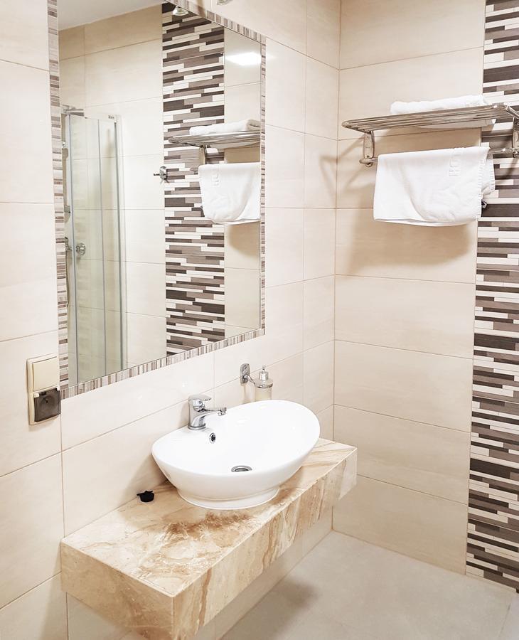 Hotel - Restauracja "Sloneczna" Jarocin Bagian luar foto