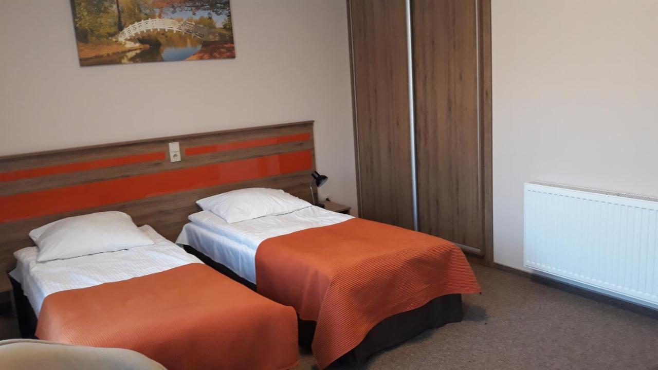 Hotel - Restauracja "Sloneczna" Jarocin Bagian luar foto