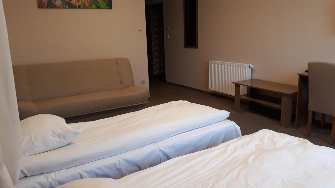 Hotel - Restauracja "Sloneczna" Jarocin Bagian luar foto