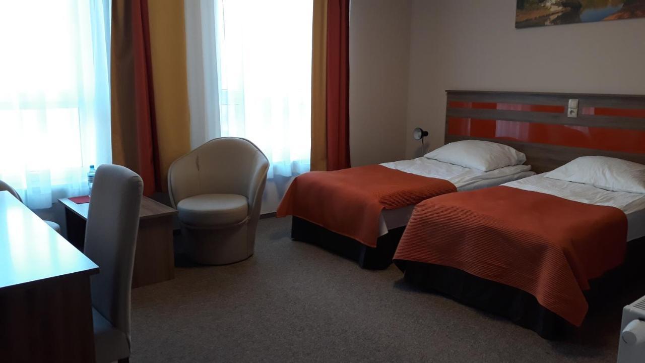 Hotel - Restauracja "Sloneczna" Jarocin Bagian luar foto